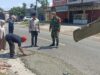 Tanggapi Keluhan Masyarakat, Camat Kuta Baro Tambal Jalan Berlubang