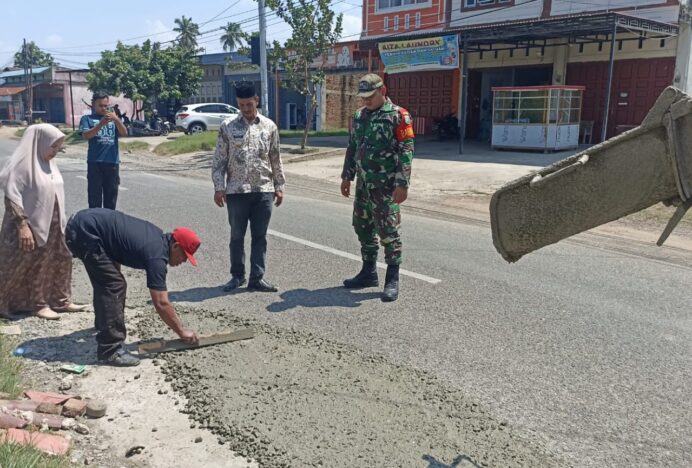 Tanggapi Keluhan Masyarakat, Camat Kuta Baro Tambal Jalan Berlubang