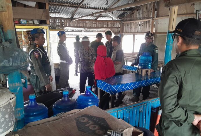Satpol PP dan WH Aceh Besar Ciduk Warga Makan di Warung Siang Hari