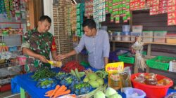 Demi Kesejahteraan Warga, Babinsa Cek Langsung Harga Sembako di Pasar Ajun