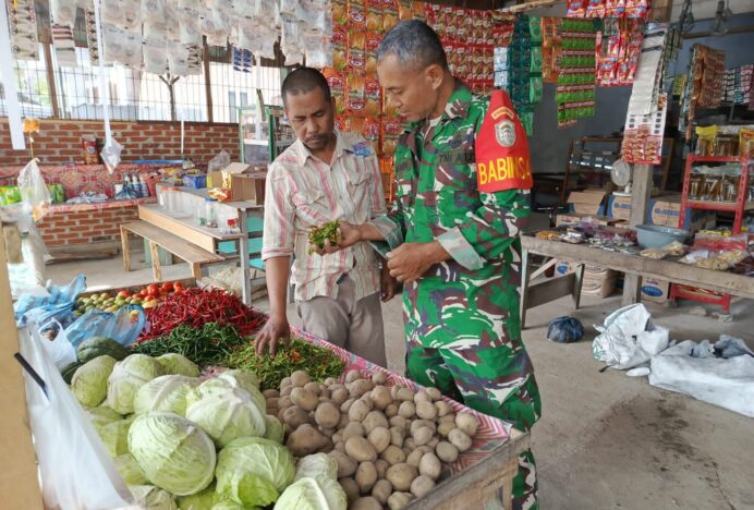 Melalui Komsos dengan Pedagang, Babinsa Mesjid Raya Pantau Harga Sembako