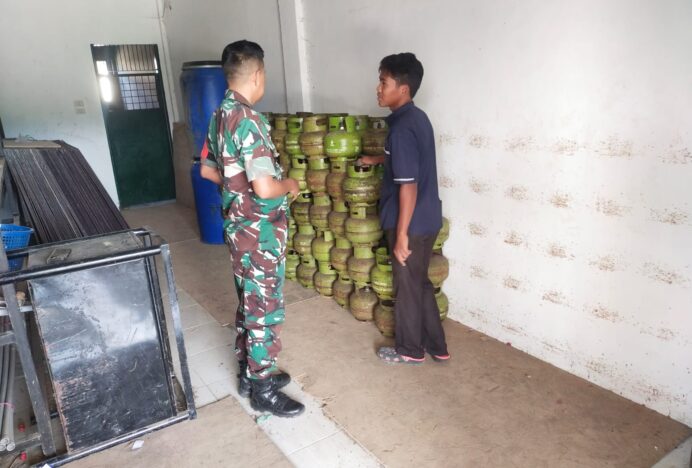 Jelang Idul Fitri, Babinsa Lhoknga Pantau Ketersediaan Gas Subsidi 3 Kg