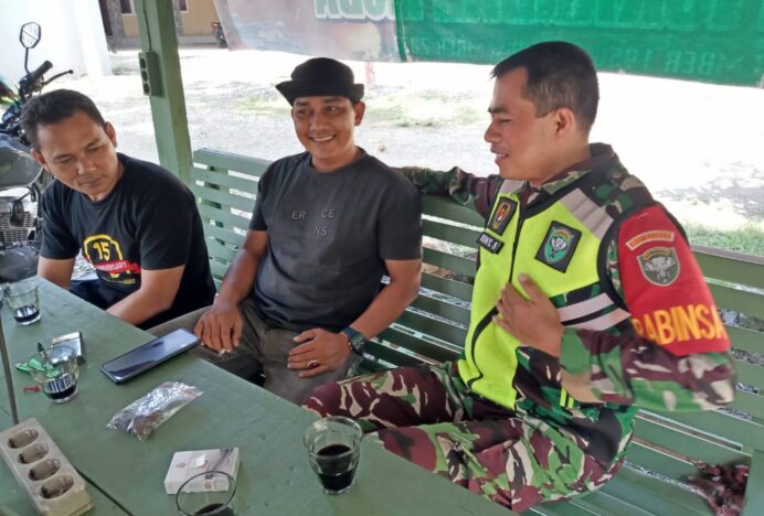 Perangi Narkoba, Babinsa Leupung Riwat Edukasi Warga Melalui Komsos