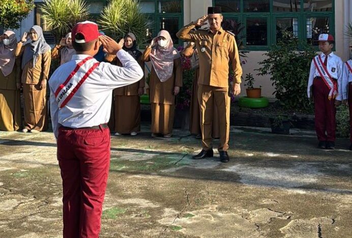 Pimpin Upacara Perdana Pasca Idul Fitri di SD Buengcala, Camat Kuta Baro Tekankan Pentingnya Akhlak dan Budi Pekerti