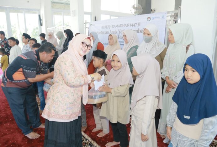 Berkah Ramadhan, DWP Kemenag Aceh Besar Berbagi Takjil dan Santuni Anak Yatim