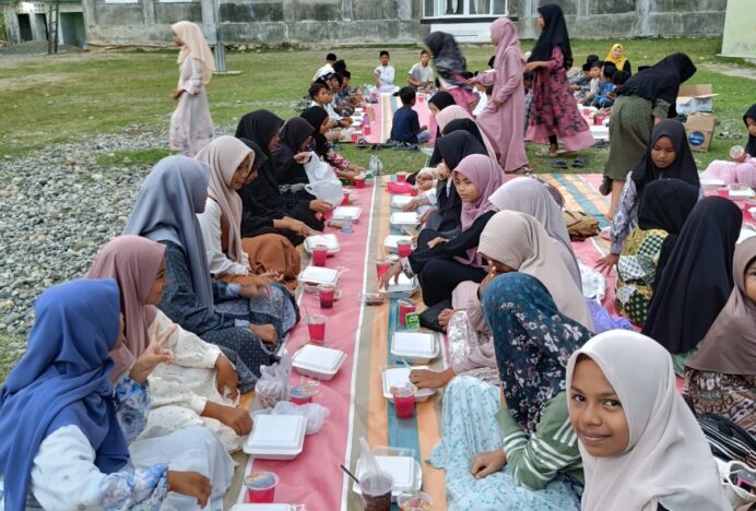 Tebar Kebaikan, MIN 14 Aceh Besar Berbagi Takjil, Santunan Anak Yatim dan Buka Puasa Bersama