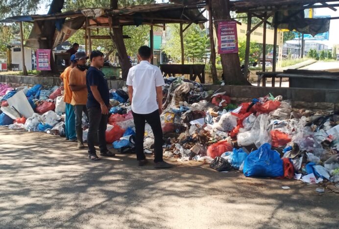 DLH Aceh Besar Bersihkan Tumpukan Sampah Selama Lebaran