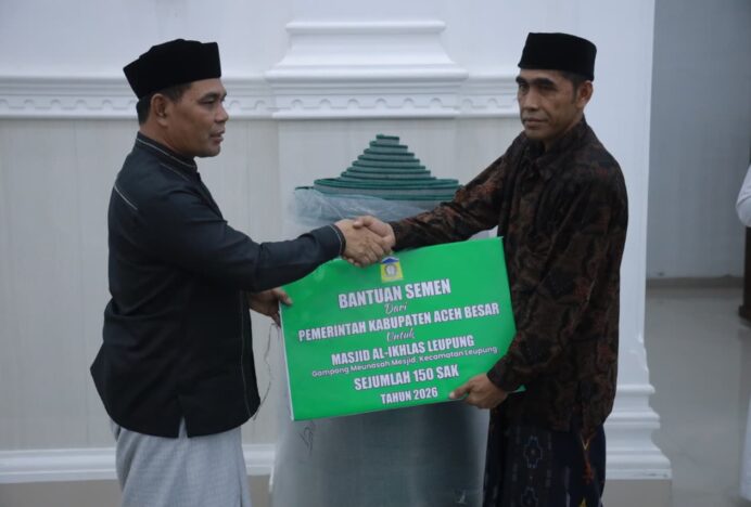 Bupati Muharram Idris Serahkan 150 Sak Semen Saat Safari Ramadhan di Leupung