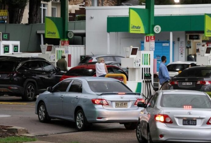 Viral Warga Australia Borong BBM Pakai Jeriken di Tengah Krisis Energi