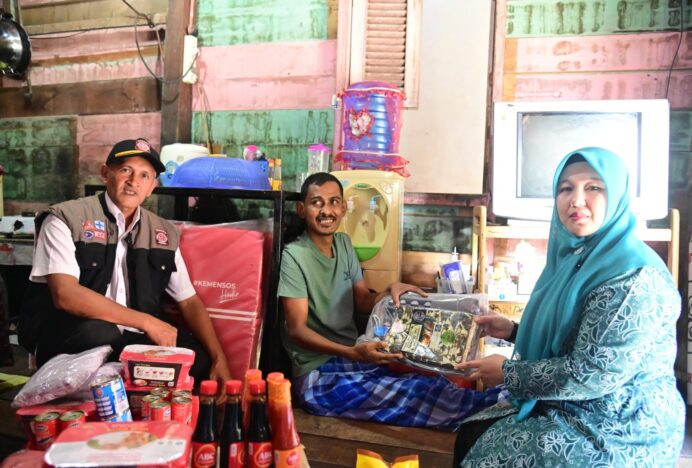 TP PKK Aceh Besar Hadir di Tengah Warga, Rita Mayasari Serahkan Bantuan untuk Keluarga Kurang Mampu