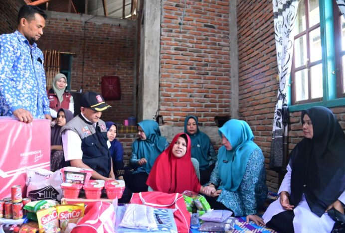 Perhatian untuk Disabilitas, Rita Mayasari Serahkan Bantuan Sembako di Teubang Phui Montasik