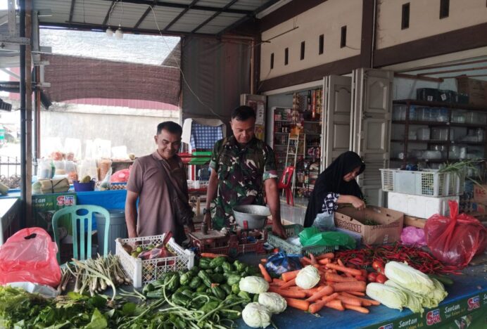 Turun ke Lapangan, Serka Rafendra Pastikan Harga Sembako Tetap Terkendali