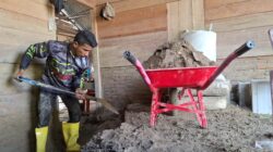 Warga Korban Banjir di Beurawang Terpaksa Upah Pekerja Bersihkan Lumpur, Penanganan Dinilai Lambat