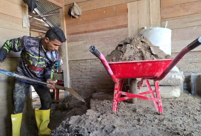 Warga Korban Banjir di Beurawang Terpaksa Upah Pekerja Bersihkan Lumpur, Penanganan Dinilai Lambat