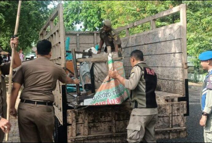 Jualan Tempat Terlarang, Belasan Lapak PKL di Kawasan Masjid Raya Baiturrahman Disita Satpol PP