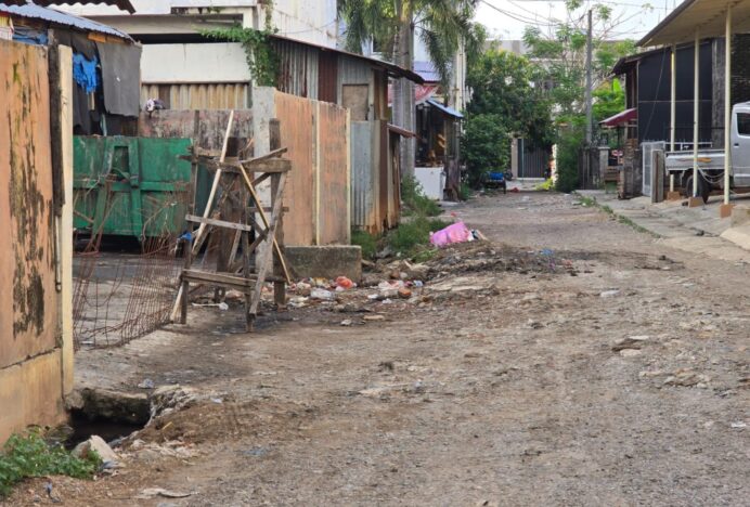 Kondisi Pasar Ketapang Memprihatinkan, Jalan Berlubang dan Drainase Tersumbat