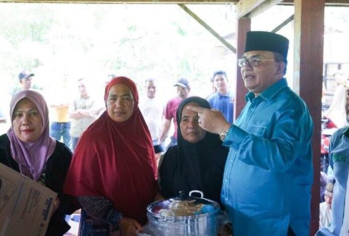 Bupati Agara Serahkan Peralatan Rumah Tangga untuk 345 KK Terdampak Banjir