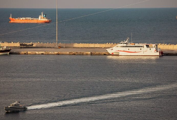 3 Tanker Keluar dari Selat Hormuz melalui Rute Baru di Pesisir Oman