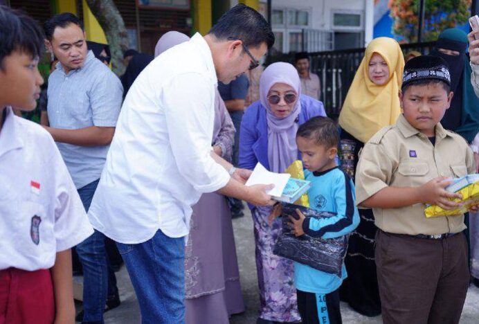 Bupati Aceh Tengah Beri Motivasi dan Hadiah untuk Siswa Tiga SD di Pegasing