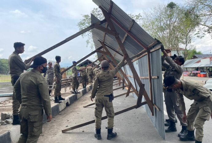 Satpol PP dan WH Aceh Besar Bongkar Bangunan Liar di Blang Bintang