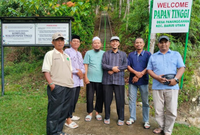 Isi Waktu libur, Kakankemenag Aceh Singkil Berwisata Religi ke Papan Tinggi Barus Tapteng
