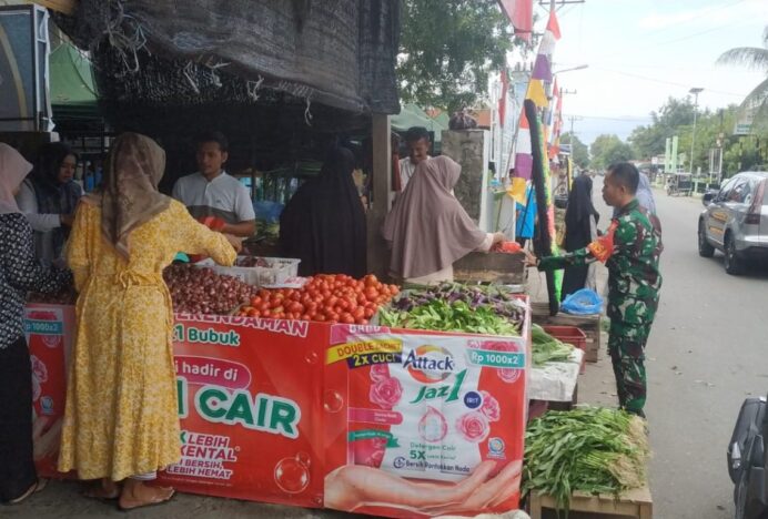 Pastikan Ketersediaan dan Stabilitas, Babinsa Ulee Kareng Cek Harga Sembako