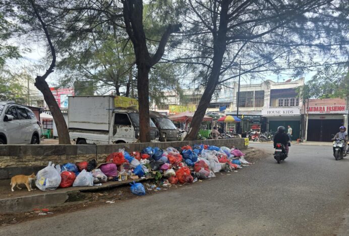 Tak Ada Kontainer, Sampah Menumpuk di Samping MPP Lambaro