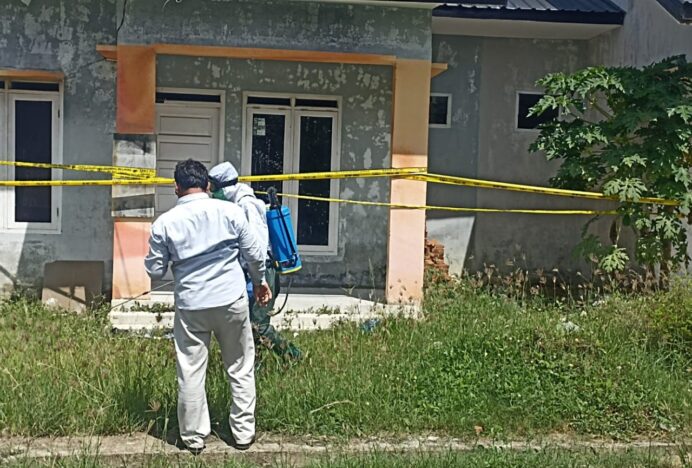 Camat Kuta Baro Bersama Kepala Puskesmas Lakukan Penyemprotan Disinfektan