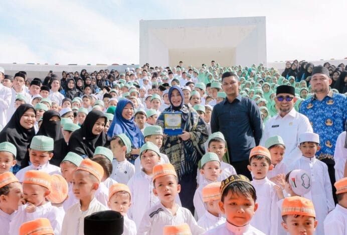 Santri Hafiz Cendekia Foto Bersama Wali Kota Banda Aceh di Taman Bustanul Salatin