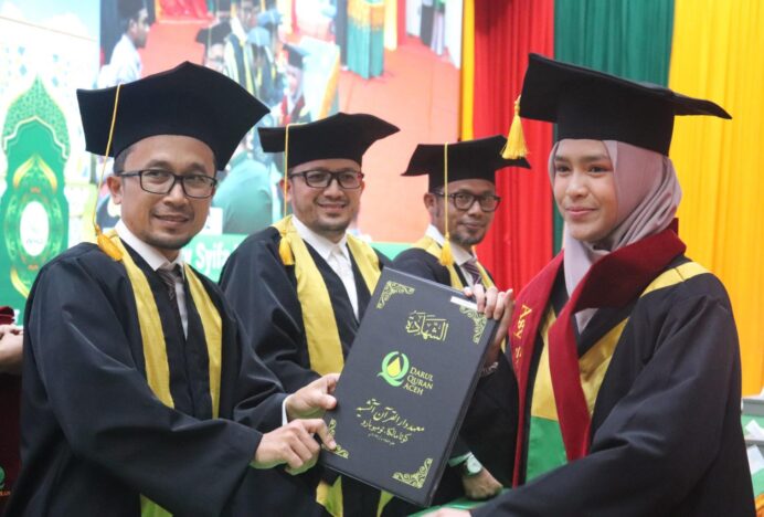 Dayah Darul Quran Aceh Wisuda 74 Santri, 51 Wisudawan Khatam Al-Quran 30 Juz