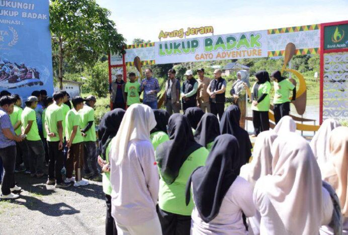 Sekda Mursyid Serahkan API Award 2025 Kepada Pengelola Arung Jeram Lukup Badak