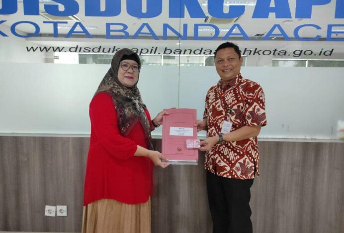 Disdukcapil Banda Aceh Serahkan 27 Keping KIA untuk TK Permata Bunda