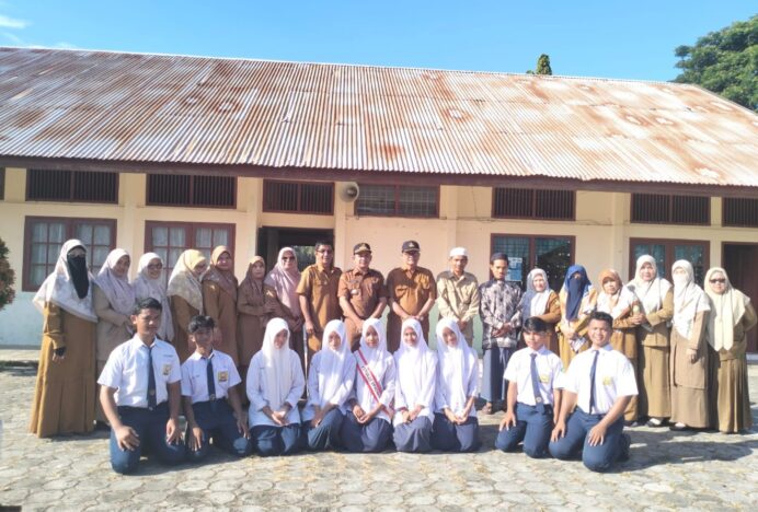 Camat Darul Kamal Tekankan Disiplin dan Karakter Saat Pimpin Apel di SMPN 1