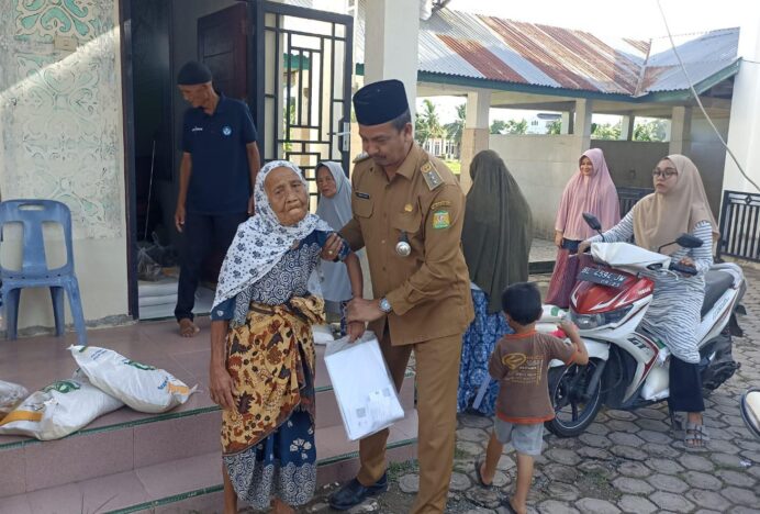 Camat Kuta Baro Pastikan Penyaluran Bantuan Beras Tepat Sasaran