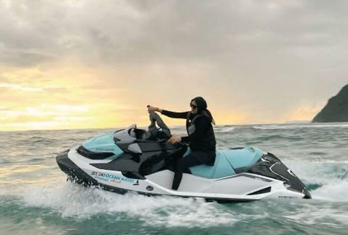 Serunya Wisata Jetski di Gelombang Pantai Lampuuk Aceh Besar