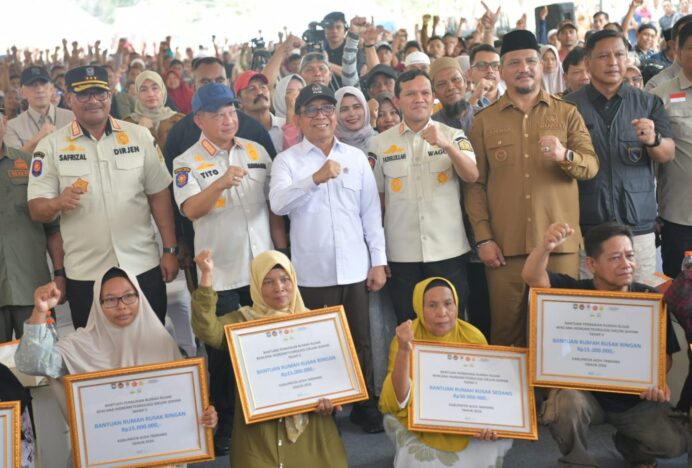 Wagub Aceh bersama Menko PMK dan Mendagri Serahkan Bantuan Rumah Rusak Korban Bencana di Aceh Tamiang