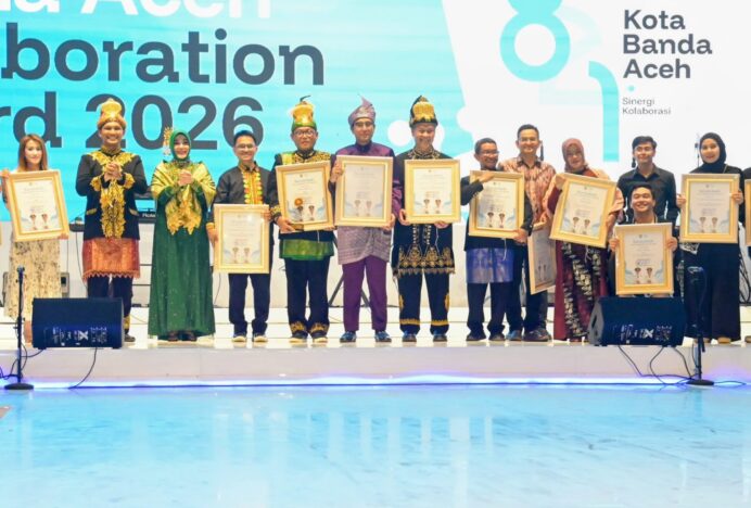 Illiza-Afdhal Serahkan Banda Aceh Colaboration Award kepada 21 Penerima di Malam Resepsi HUT ke-821 Kota