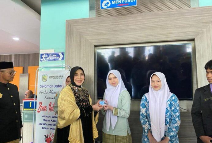 Hadiah Spesial HUT Kota, Remaja Kelahiran Banda Aceh Terima KTP