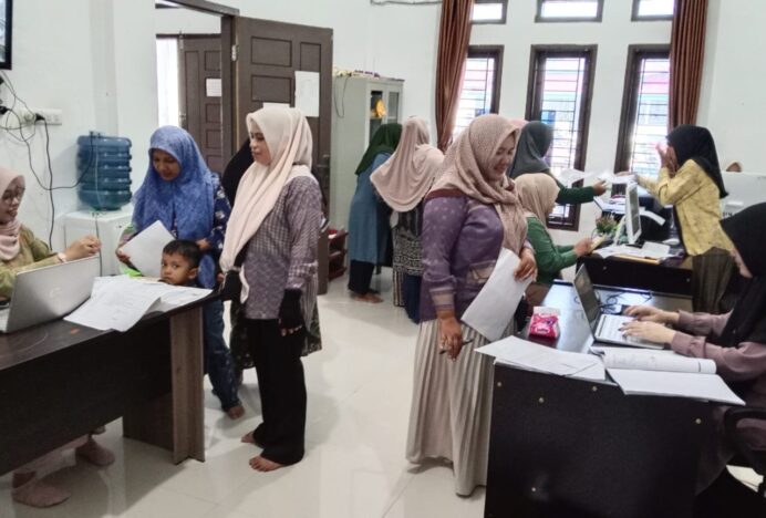 Membludak Warga Urus Berkas Pendaftaran Bantuan Modal Usaha Baitul Mal Aceh Besar