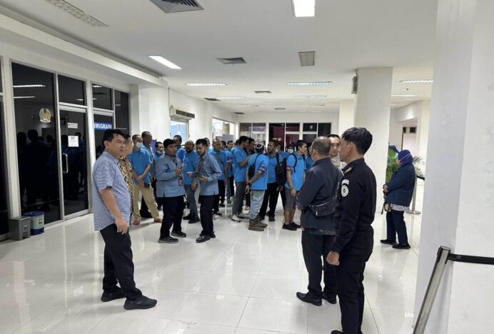 Kepala Imigrasi Banda Aceh Terima 37 WNI yang Dipulangkan dari Malaysia