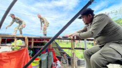 Satpol PP dan WH Aceh Besar Bongkar Kanopi Menjulur ke Jalan di Lambaro