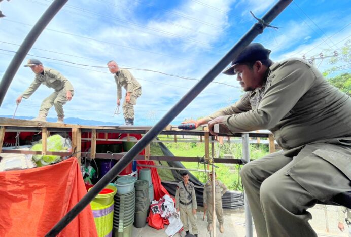 Satpol PP dan WH Aceh Besar Bongkar Kanopi Menjulur ke Jalan di Lambaro