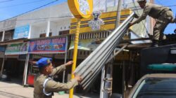 Satpol PP dan WH Aceh Besar Tertibkan Bangunan Liar di Baitussalam