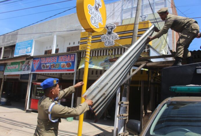Satpol PP dan WH Aceh Besar Tertibkan Bangunan Liar di Baitussalam