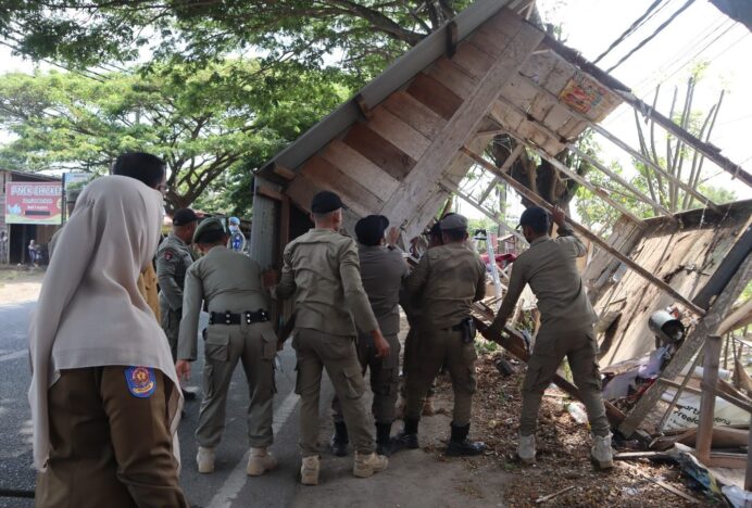 Satpol PP Aceh Besar Lanjutkan Pembongkaran Bangunan Liar di Baitussalam