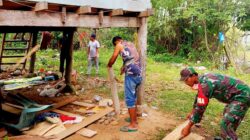 Aksi Nyata Babinsa Alue Gintong, Gotong Royong Bersihkan Pekarangan Rumah Warga
