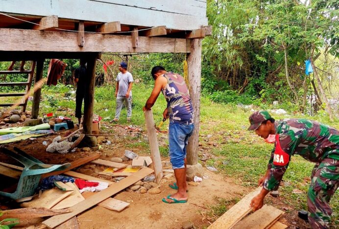 Aksi Nyata Babinsa Alue Gintong, Gotong Royong Bersihkan Pekarangan Rumah Warga