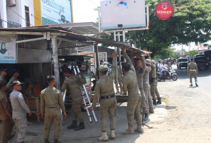 Satpol PP dan WH Aceh Besar Minta Pedagang Tak Lagi Memanjangkan Kanopi