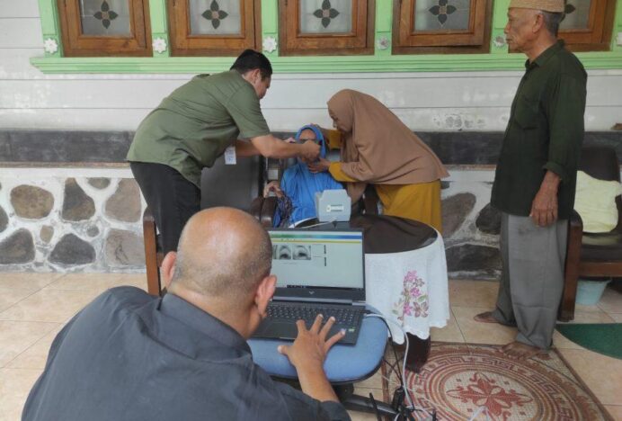 Disdukcapil Jemput Bola, Lansia Berkebutuhan Khusus Gampong Lhong Cut Akhirnya Miliki KTP-el