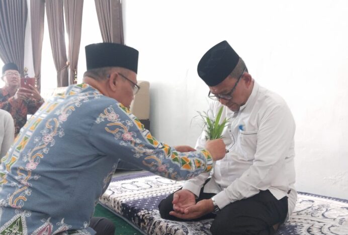 Pesijuek Penuh Haru, Kemenag Banda Aceh Lepas Kakanwil Aceh Menuju Tugas Mulia di Tanah Suci